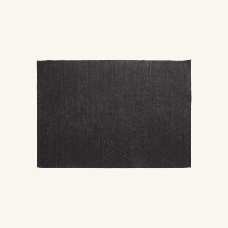 Tapis dhurrie en laine noir chez The Cool Republic