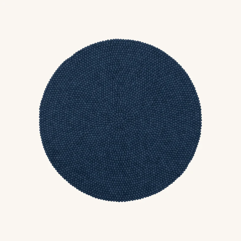 Tapis à boules de feutre bleu foncé chez The Cool Republic