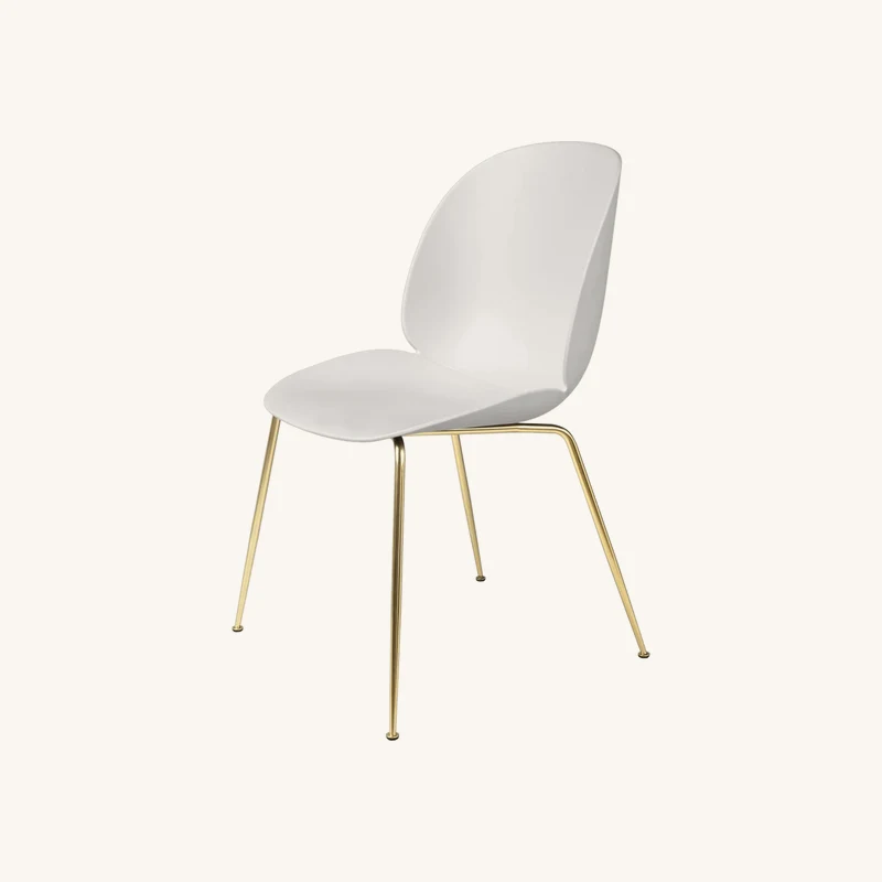 Chaise blanche piétement laiton chez The Cool Republic