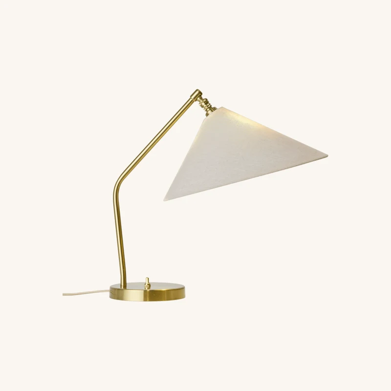 Lampe de bureau en laiton et tissu beige chez The Cool Republic