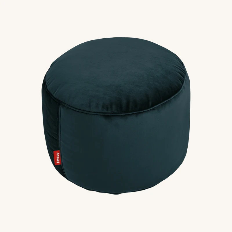 Pouf en velours pétrole chez The Cool Republic