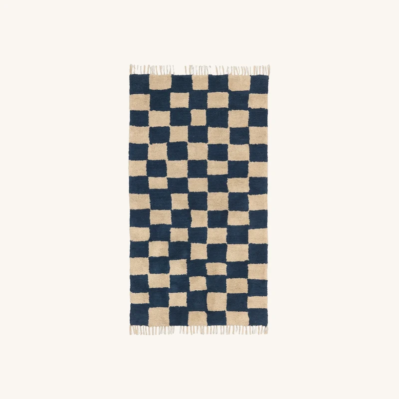 Tapis lavable en coton bio bleu profond chez The Cool Republic