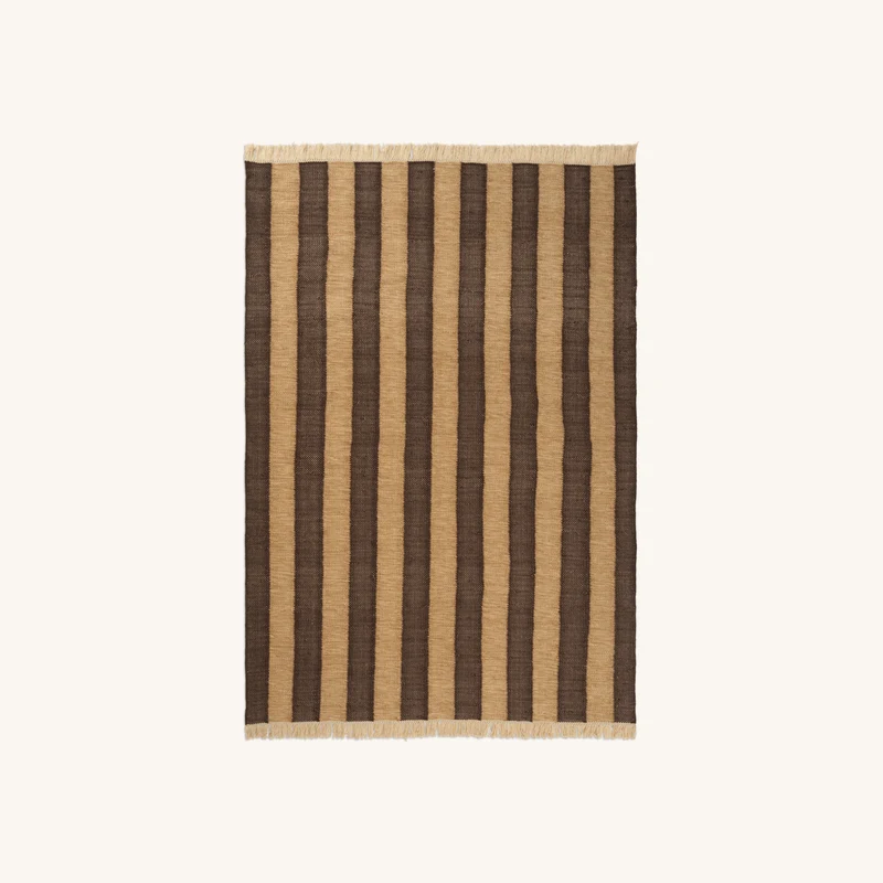 Tapis rectangulaire en fils recyclés marron chez The Cool Republic