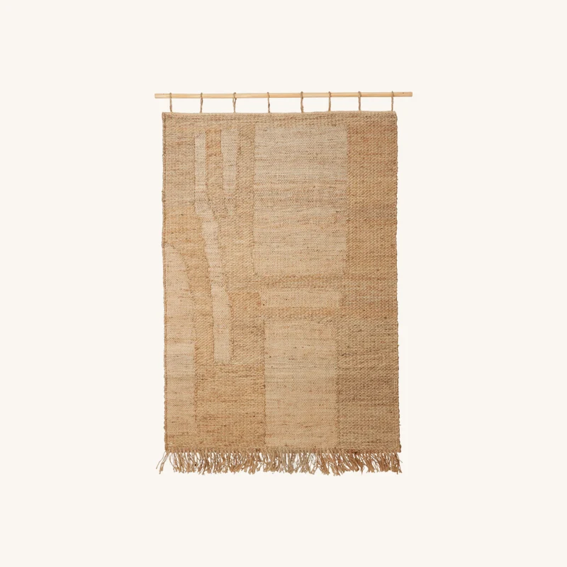 Tapis mural en jute naturel et tige en bois chez The Cool Republic