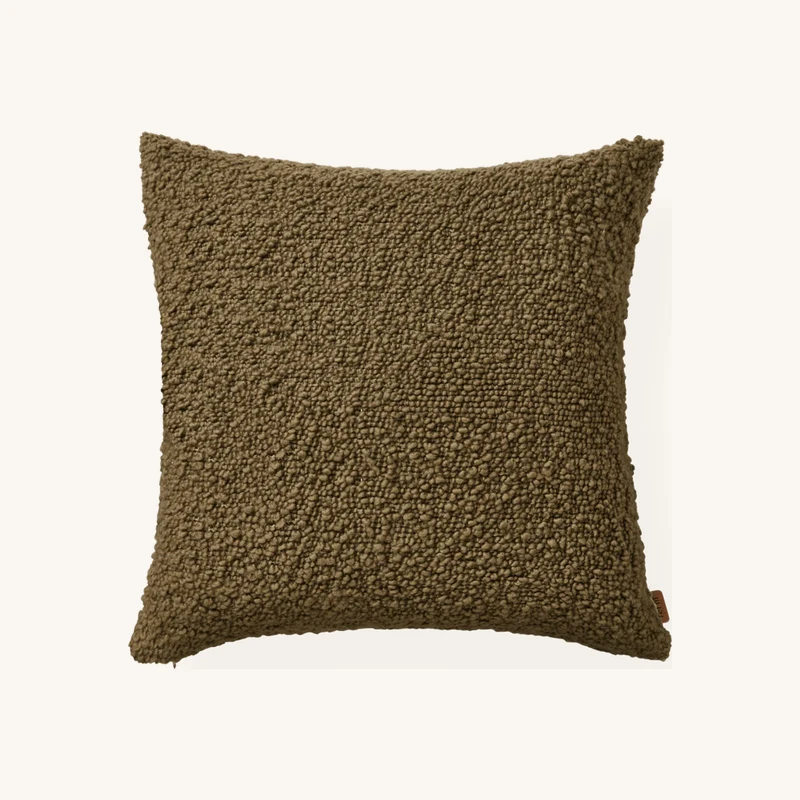 Housse de coussin en laine olive chez The Cool Republic
