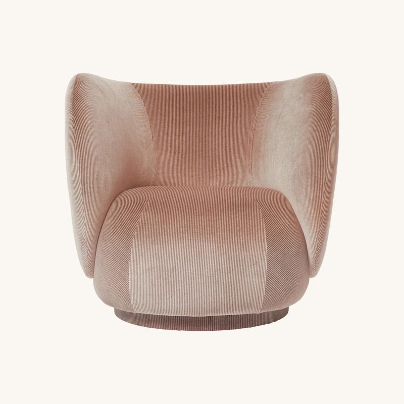 Fauteuil en velours brillant rose chez The Cool Republic