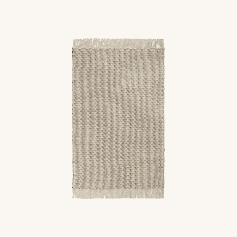 Tapis rectangulaire en laine et coton blanc chez The Cool Republic