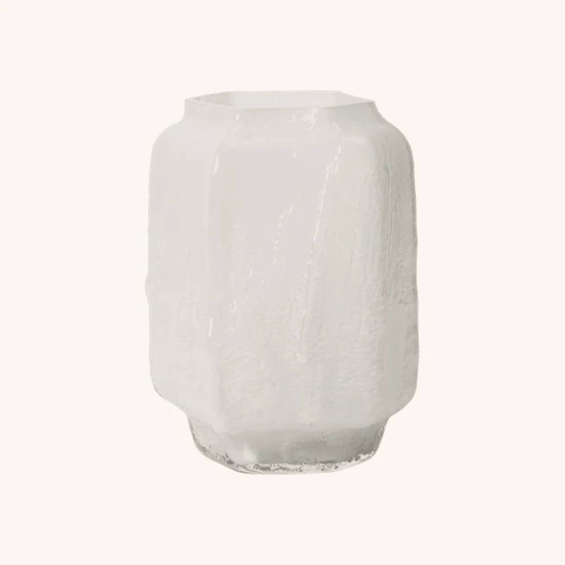 Vase en verre soufflé recyclé blanc chez The Cool Republic