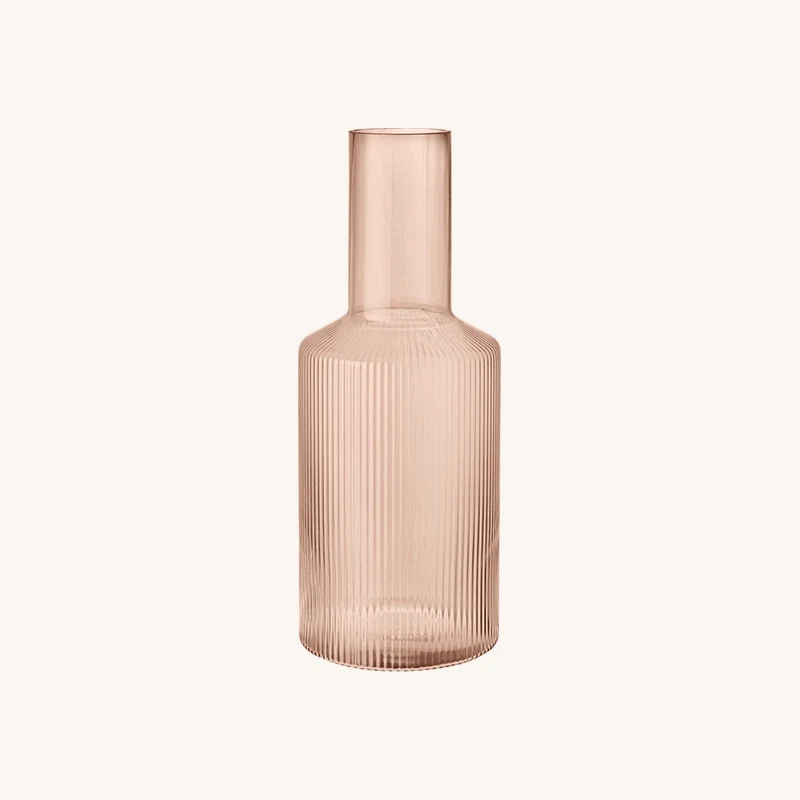 Carafe en verre soufflé recyclé rose chez The Cool Republic