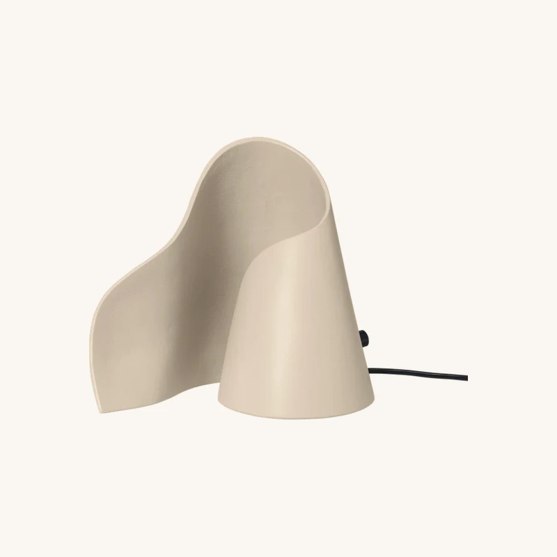 Lampe de table en acier recyclé beige chez The Cool Republic