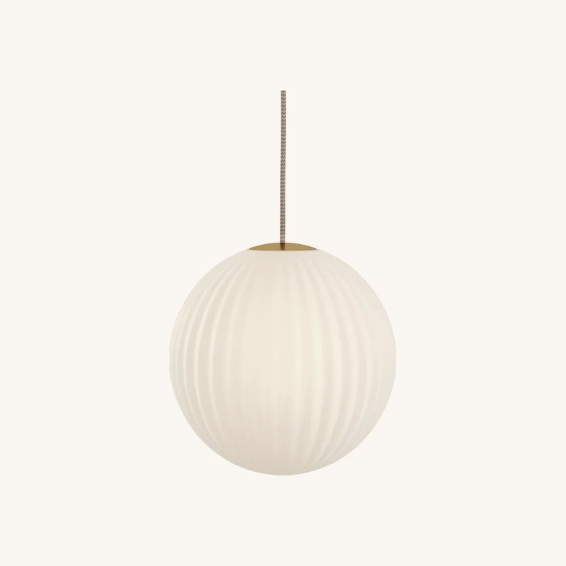 Suspension en verre blanche câble beige chez The Cool Republic