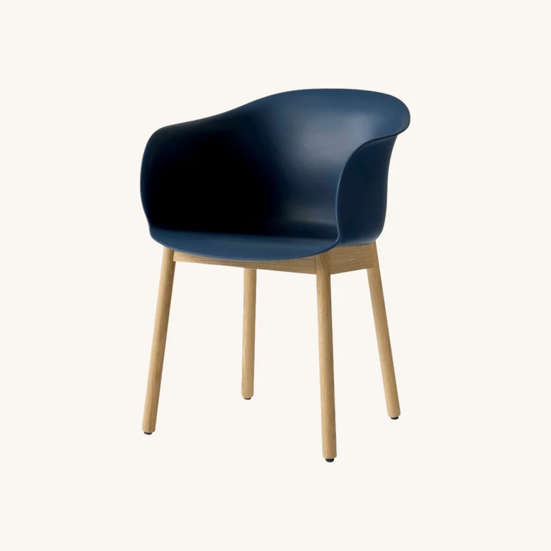 Chaise bleu piétement en bois de chêne chez The Cool Republic