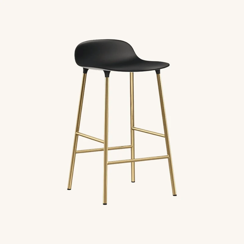 Tabouret de bar en laiton et pp noir chez The Cool Republic