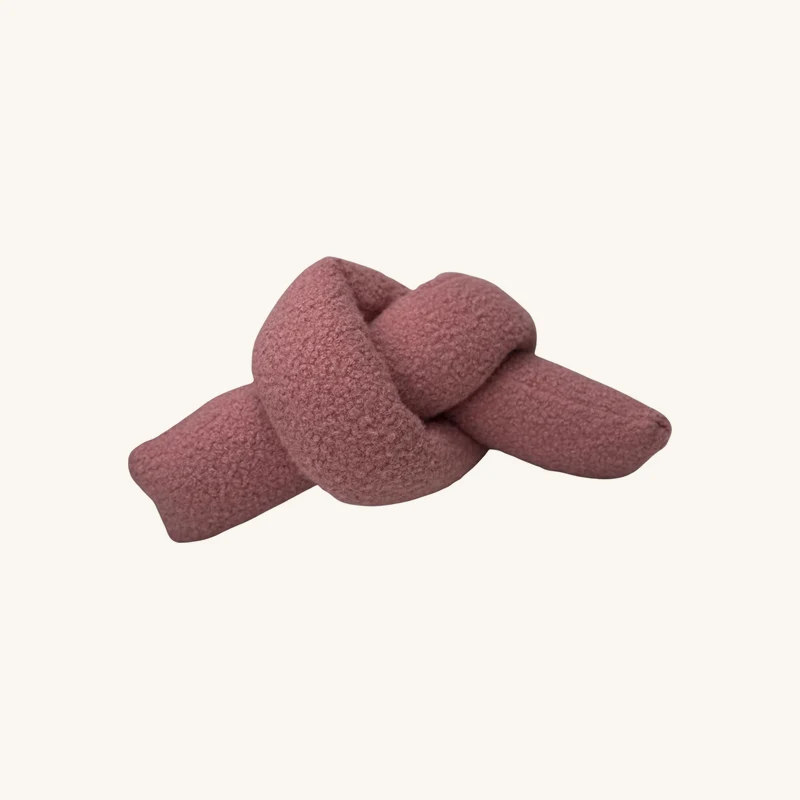 Coussin noeud en tissu bouclé rose chez The Cool Republic