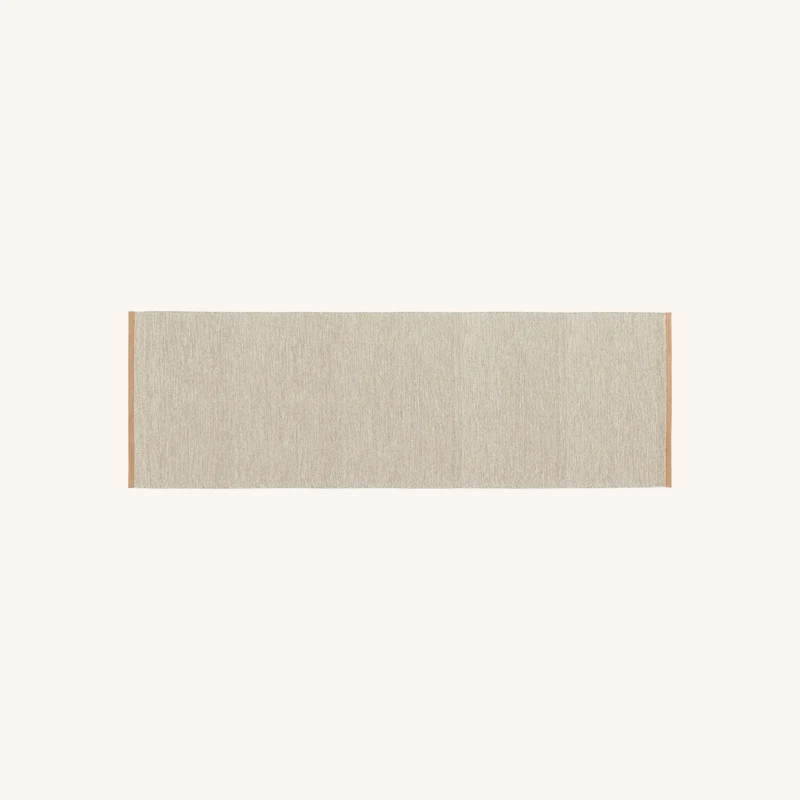 Tapis de couloir en laine beige et bordure chez The Cool Republic