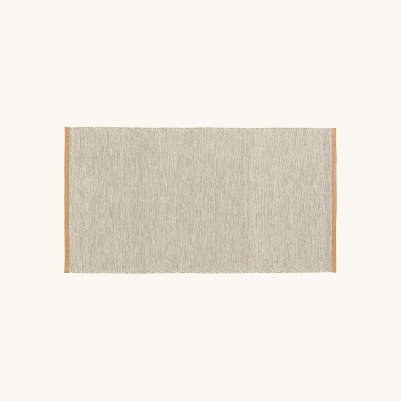 Tapis rectangulaire en laine beige et bordure chez The Cool Republic