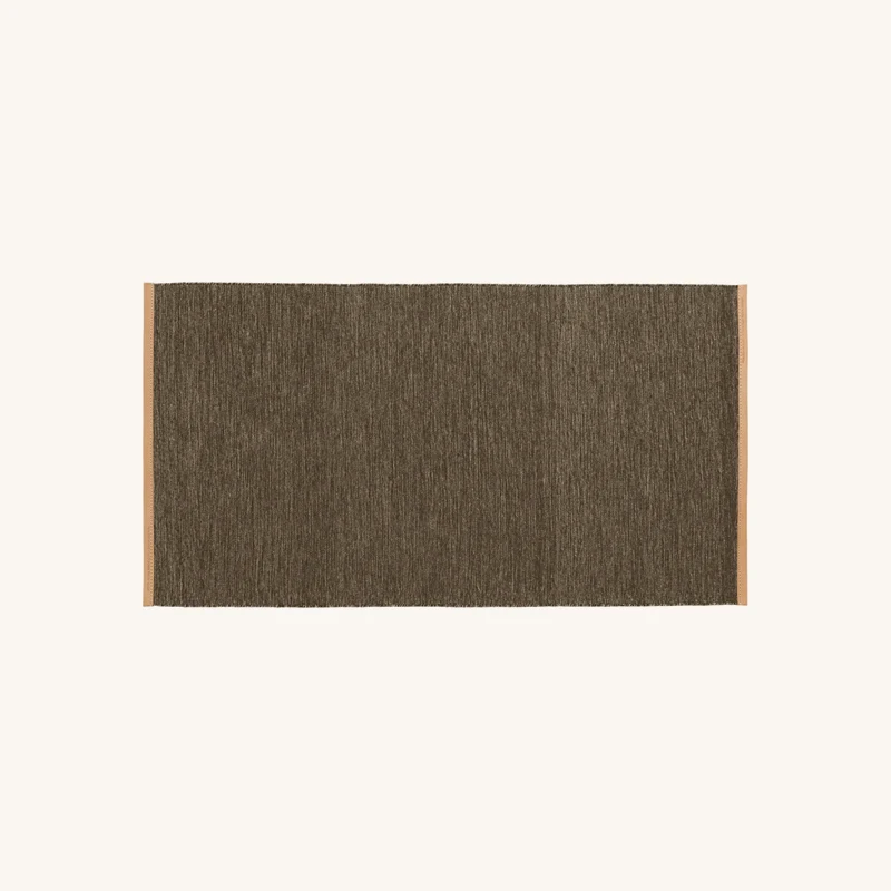 Tapis rectangulaire en laine brun et bordure chez The Cool Republic