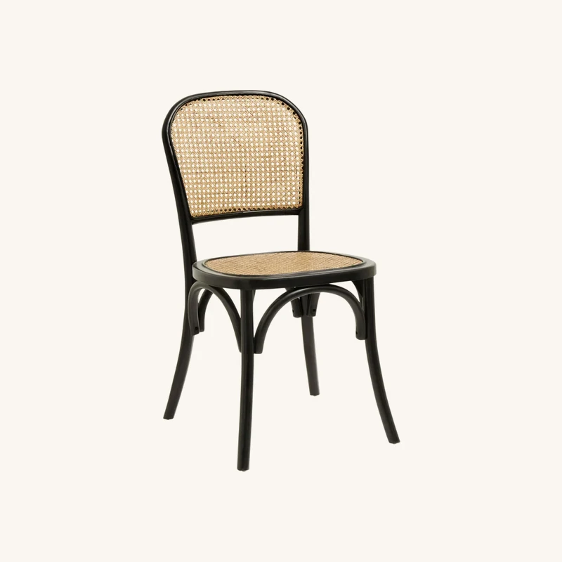 2 chaises en bouleau noir et cannage chez The Cool Republic