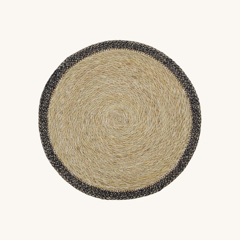 Set de table en jonc de mer et jute noir chez The Cool Republic