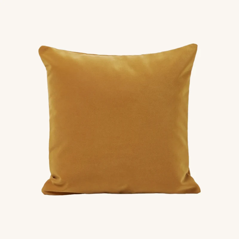 Housse de coussin en velours mat ocre chez The Cool Republic