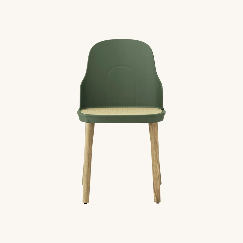 Chaise verte parc à l'assise en cannage moulé chez The Cool Republic