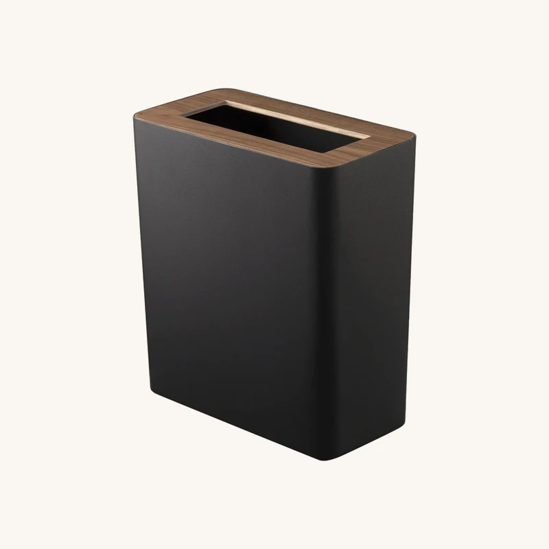 Corbeille rectangulaire en acier noir et bois chez The Cool Republic