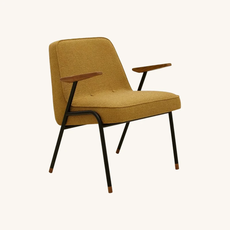 Fauteuil en tissu bouclé moutarde et métal chez The Cool Republic