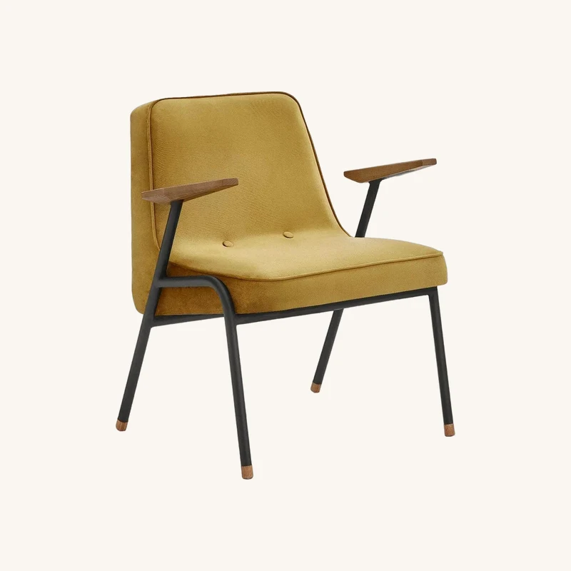 Fauteuil en velours brillant moutarde et métal chez The Cool Republic