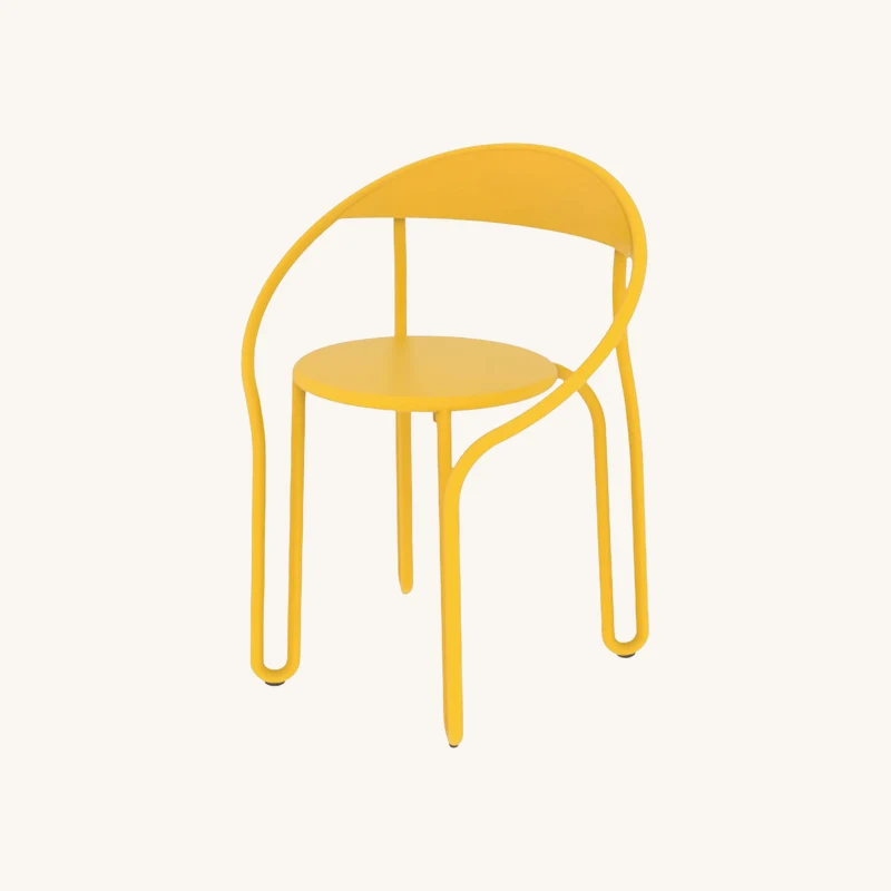 4 chaises moutarde huggy bistro chez The Cool Republic