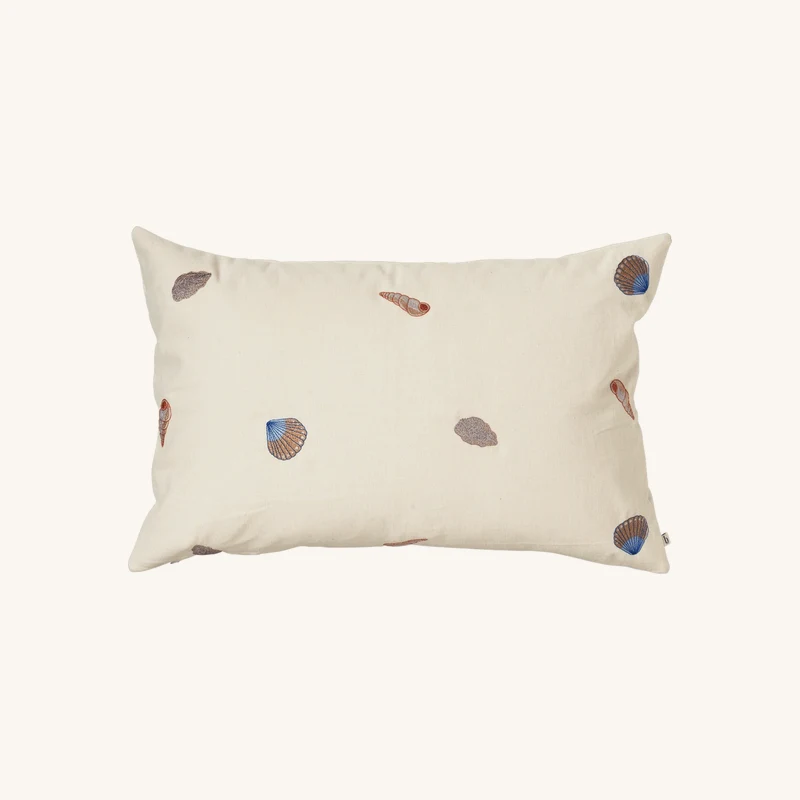Housse de coussin couleur sable chez The Cool Republic
