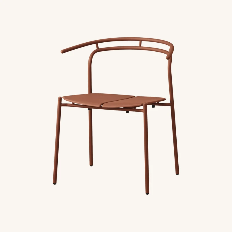 Chaise avec accoudoirs en acier terracotta chez The Cool Republic