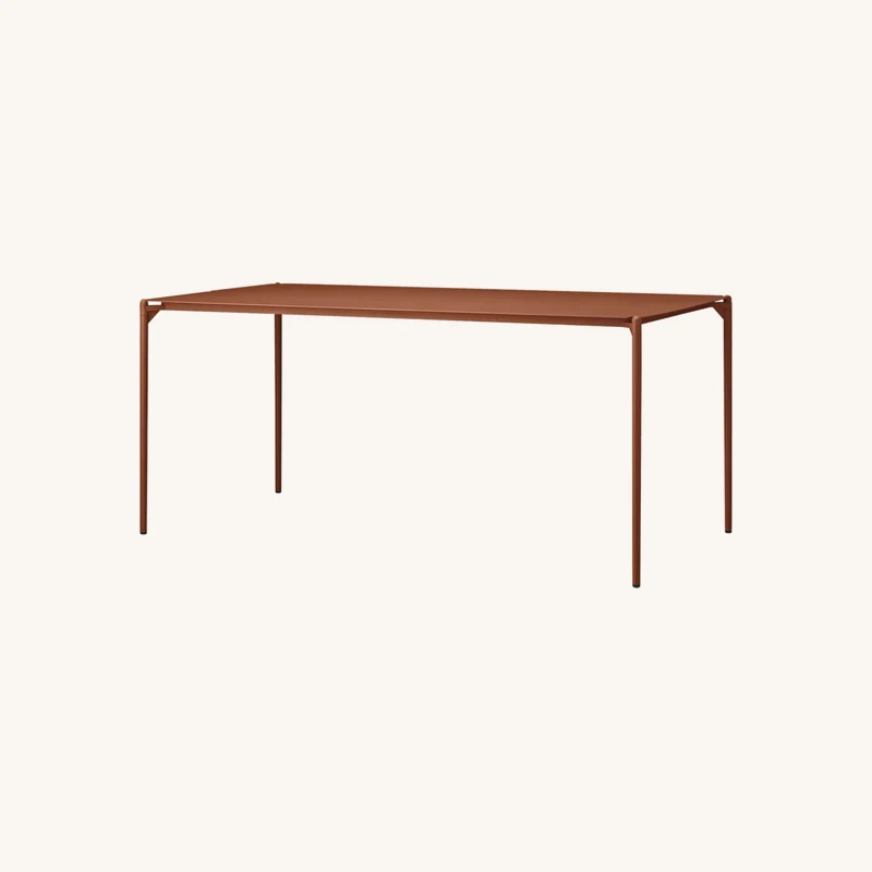 Table à manger rectangluaire en acier terracotta chez The Cool Republic