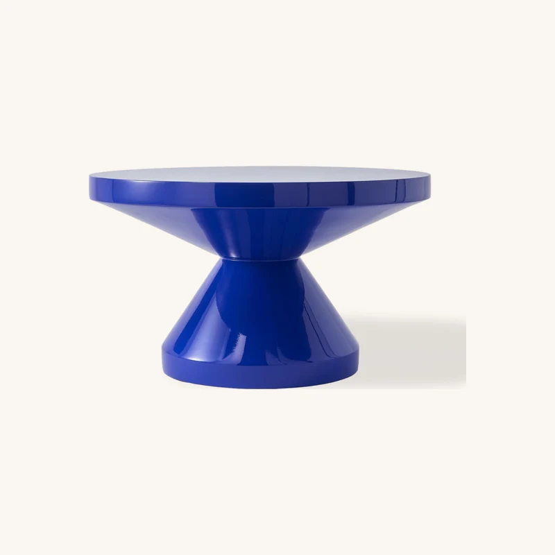Table basse laquée bleu foncé zig zag chez The Cool Republic