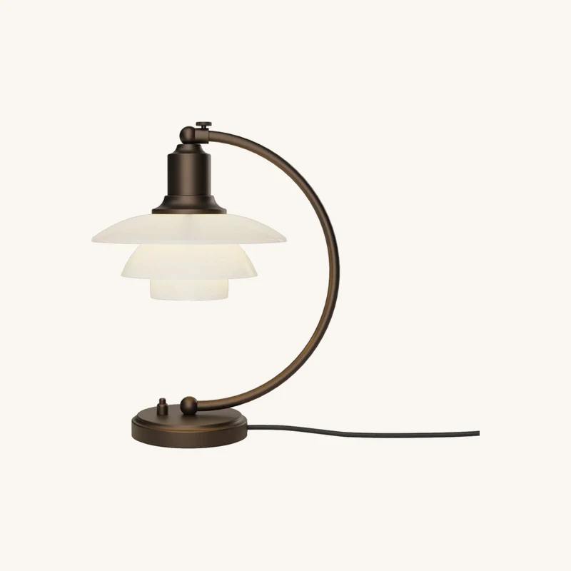 Lampe de table laiton vieilli et verre blanc chez The Cool Republic