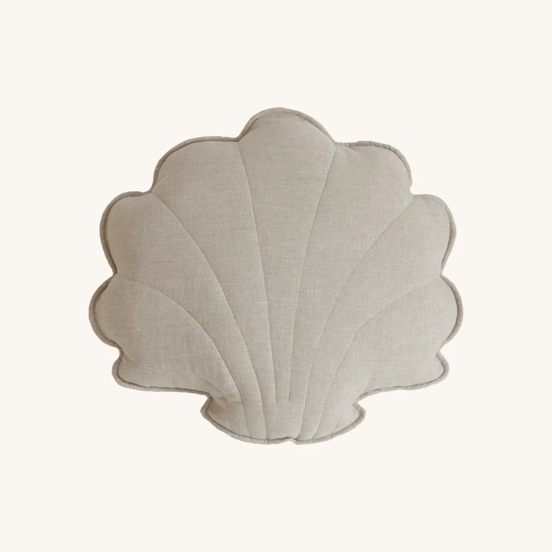 Coussin coquillage en lin beige chez The Cool Republic