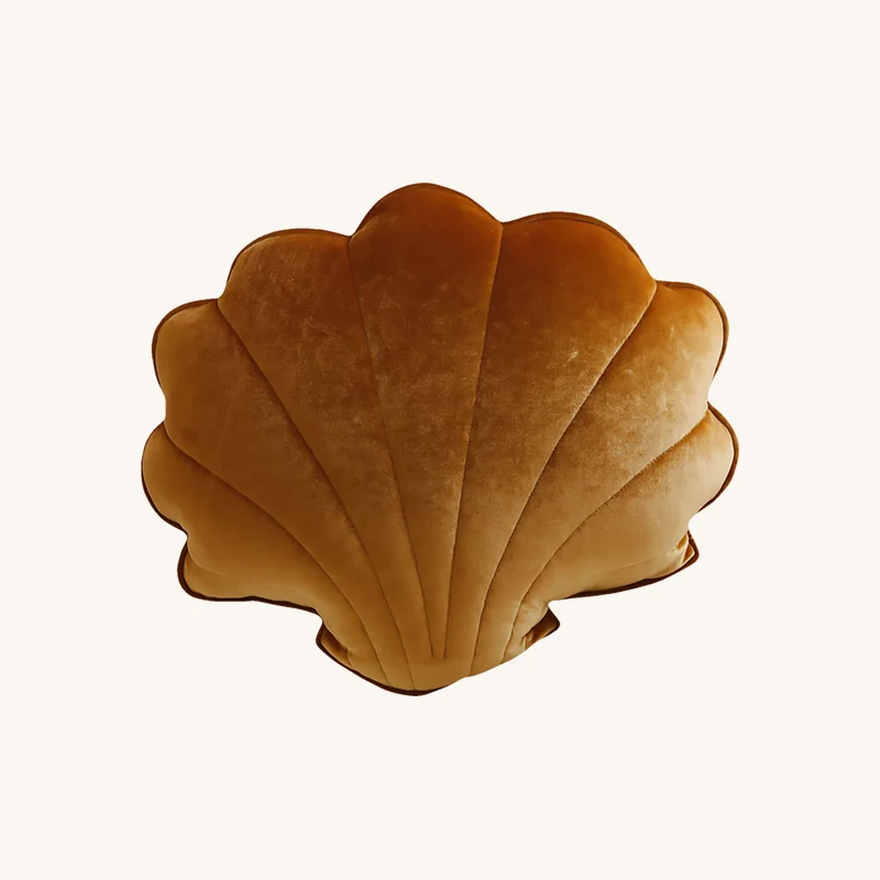 Coussin coquillage en velours perle doré chez The Cool Republic
