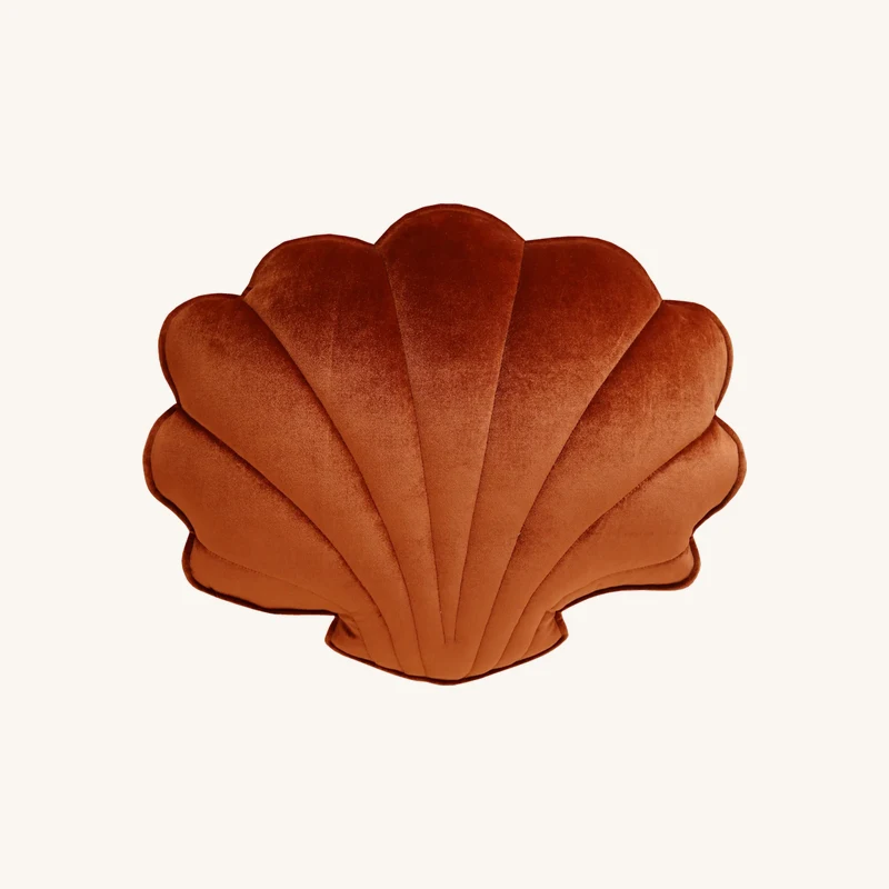 Coussin coquillage en velours perle cuivré chez The Cool Republic