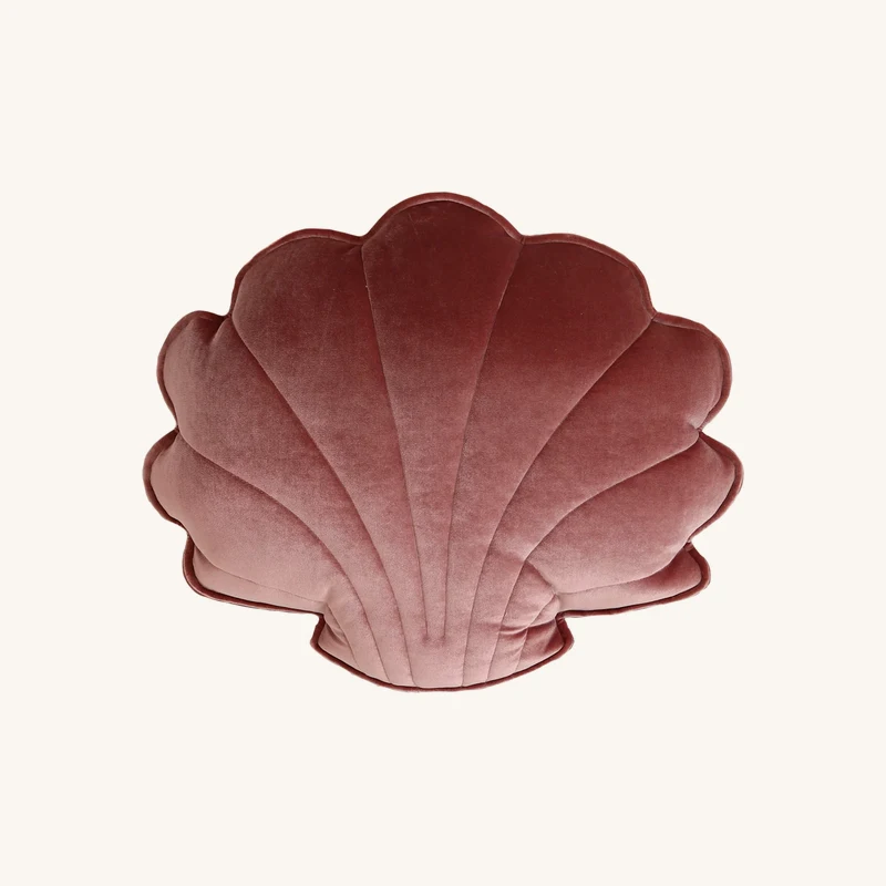 Coussin coquillage en velours perle rose chez The Cool Republic