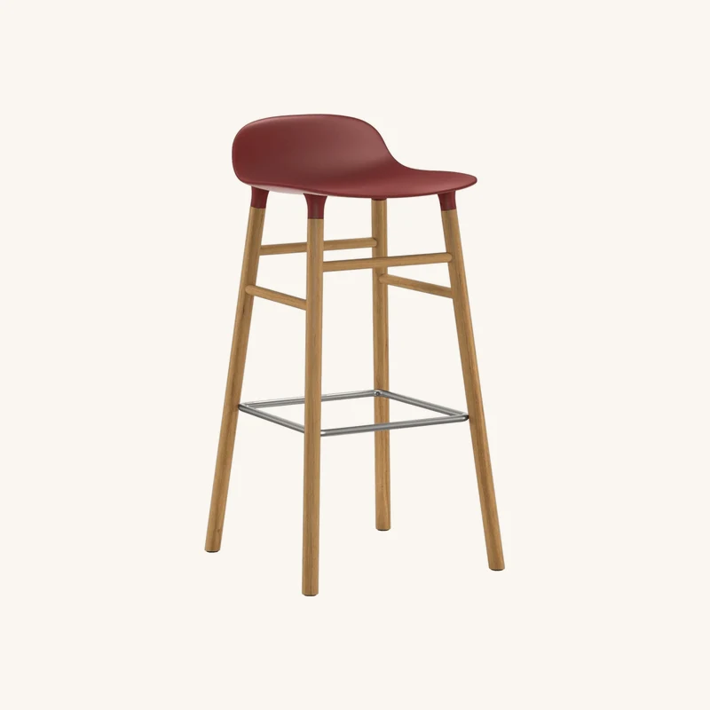 Tabouret de bar en chêne naturel et pp rouge chez The Cool Republic