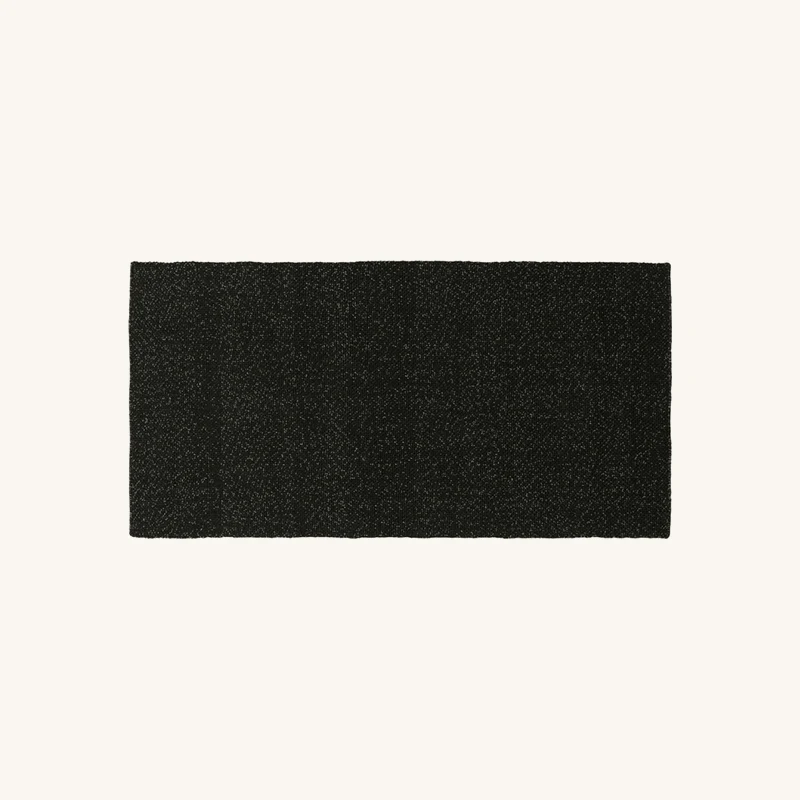 Tapis en polyester recyclé gris foncé chez The Cool Republic