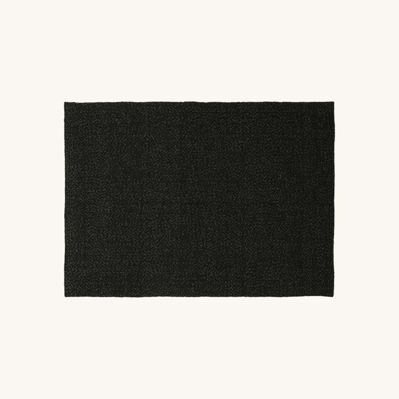 Tapis en polyester recyclé gris foncé chez The Cool Republic