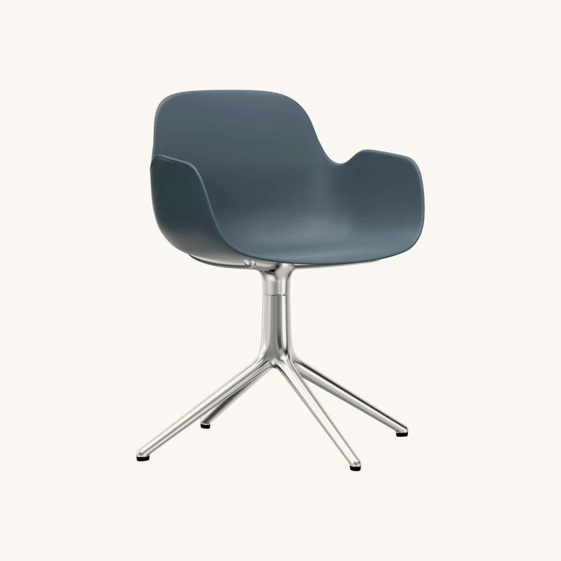 Chaise avec accoudoirs en aluminium et pp bleu chez The Cool Republic