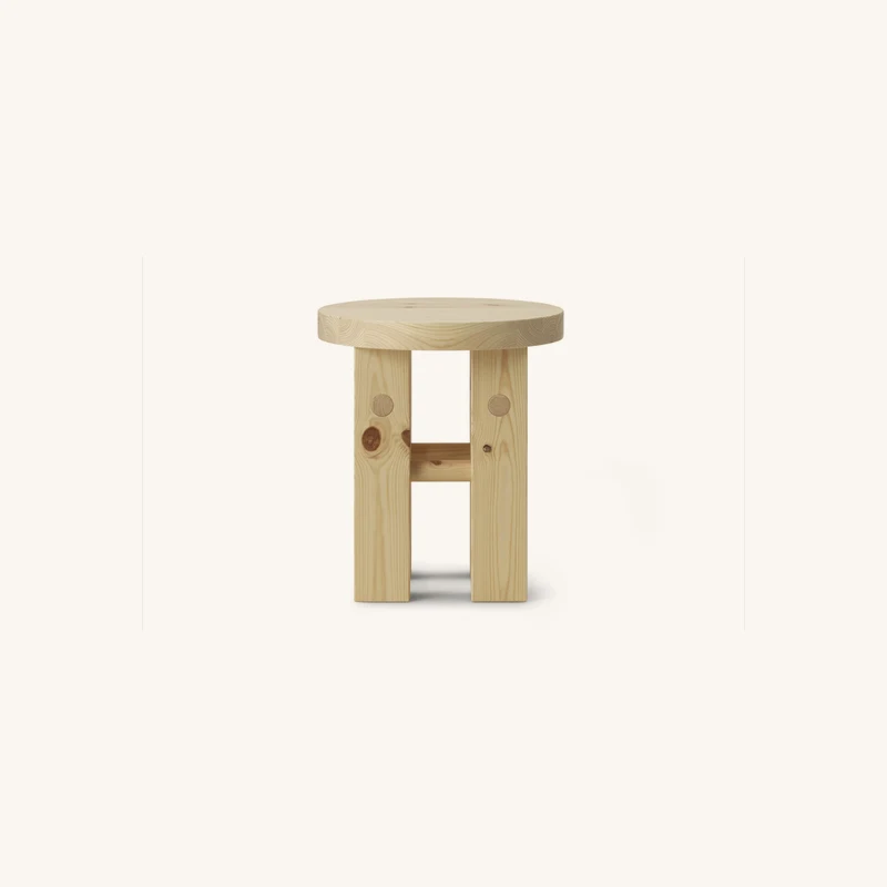 Tabouret en bois de pin chez The Cool Republic