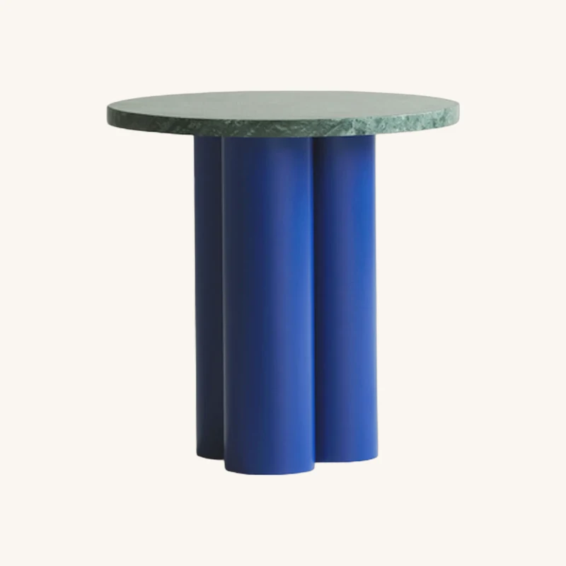 Table d'appoint bleue et plateau verde marina chez The Cool Republic