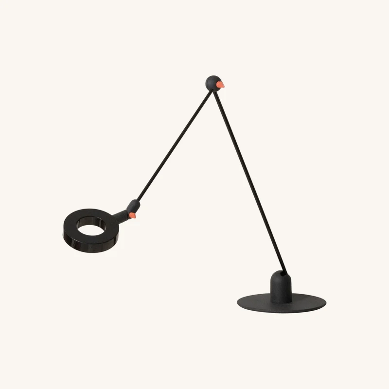 Lampe design de bureau en métal noir chez The Cool Republic