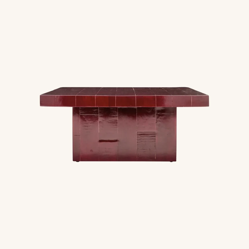 Table basse en bois de manguier rouge brillant chez The Cool Republic