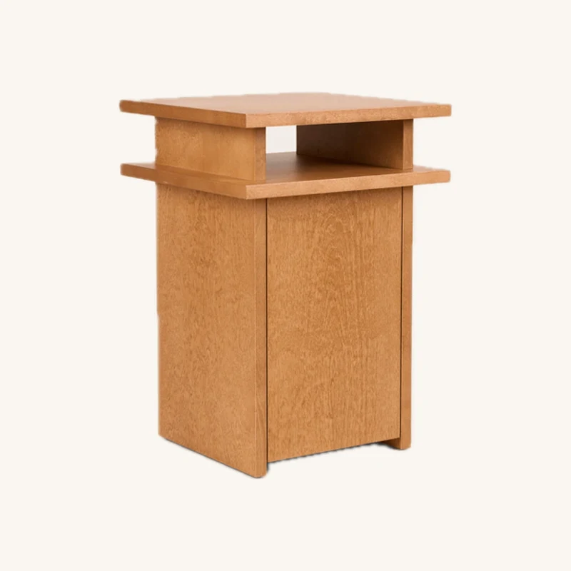Table de chevet en bouleau brun chaud chez The Cool Republic