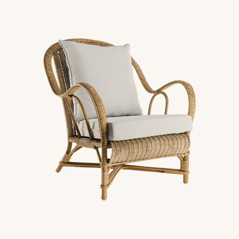 Fauteuil en rotin patiné vieilli avec coussin chez The Cool Republic