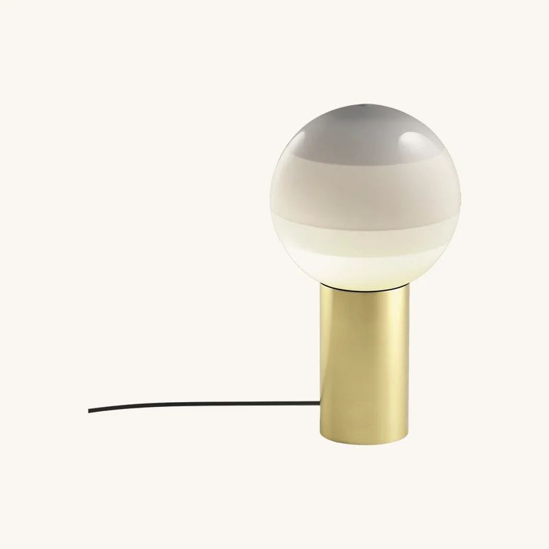 Lampe de bureau en métal et verre soufflé blanc chez The Cool Republic