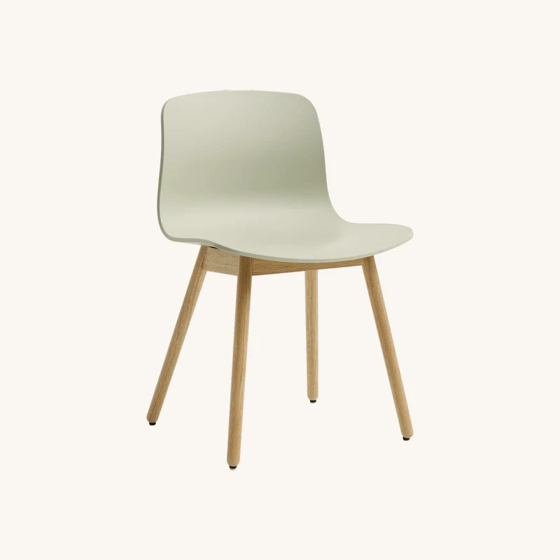 Chaise en plastique recyclé vert pastel chez The Cool Republic